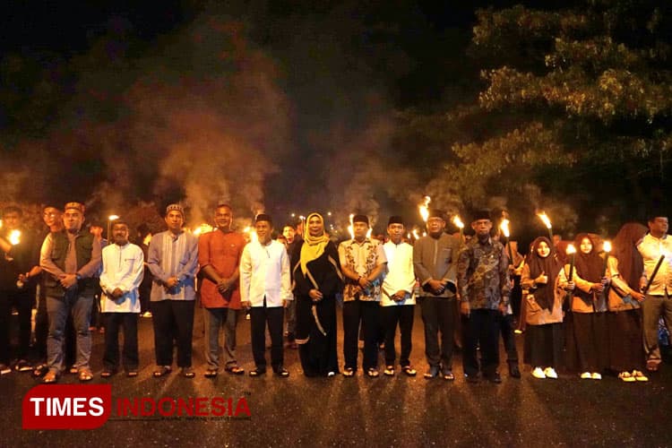 Meski Sempat Diguyur Hujan, Ribuan Warga Nagan Raya Aceh Padati Pawai Obor Lebaran