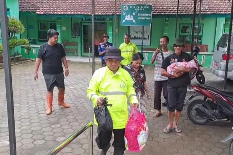 Polresta Pati Evakuasi Ibu dan Bayi Pasca Persalinan di Tengah Situasi Darurat