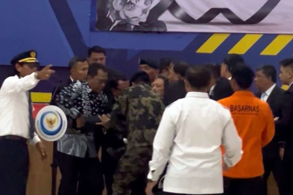 Menteri KKP Tak Sadarkan Diri Saat Pelepasan Jenazah Korban Pesawat ATR 42-500