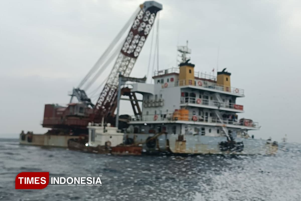 Proses Pengangkatan Bangkai KMP Tunu Pratama Jaya di Selat Bali, Ditemukan Satu Jenazah Terapung