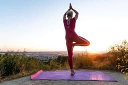 Tes Berdiri Satu Kaki: Sinyal Kesehatan Tubuh dan Otak Seiring Usia