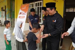 Semangat Tadarus di Tengah Banjir, Siswa SD di Aceh Tamiang Terima 64 Mushaf Al-Quran Baru